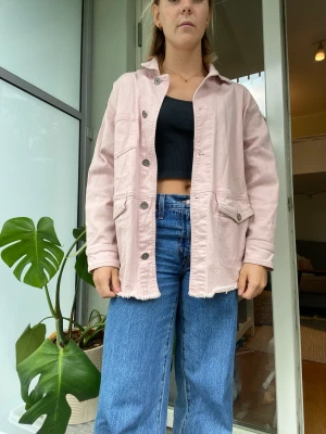 Rosa jacka från Zara - Jeansjacka från Zara i storlek S