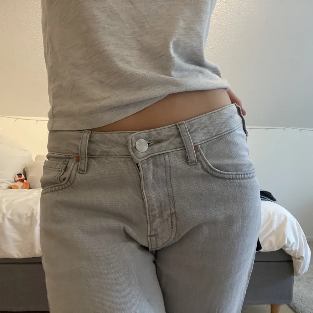 Perfekta gråa lowwaist jeans, superfint nu till höst/vinter💗 Nyskick, knappt använda!!! Långa på mig som är 170🫶🏼 . Jeans & Byxor.