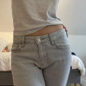 Perfekta gråa lowwaist jeans, superfint nu till höst/vinter💗 Nyskick, knappt använda!!! Långa på mig som är 170🫶🏼 