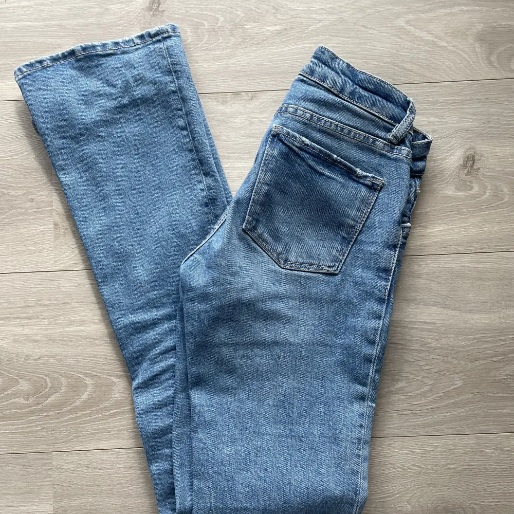 Säljer dessa jeansen från Berskha, dem är low waist och den perfekta blåa färgen!💙De är i väldigt fint skick och jag säljer pga för små, köptes för 379!💞. Jeans & Byxor.