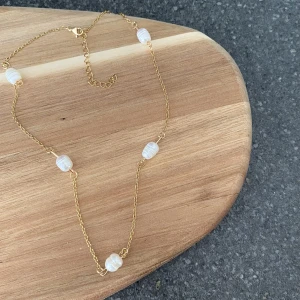 Halsband - Information på bild 2 👉🏻  Guld och silver, 40cm + 5cm förlängning!  1 för 75kr, 2 för 130kr frakt ingår! 💌 Instagram - Vikiicom