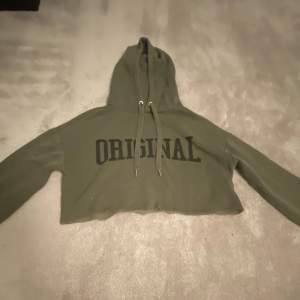 Grön crooped hoodie från HM . Den har snören och luva . Ett tryck på framsidan där det står ”original” på Skriv privat för mer frågor🫶