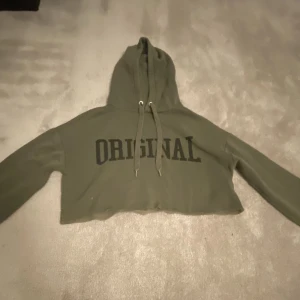 Grön cropped hoodie - Grön crooped hoodie från HM . Den har snören och luva . Ett tryck på framsidan där det står ”original” på Skriv privat för mer frågor🫶