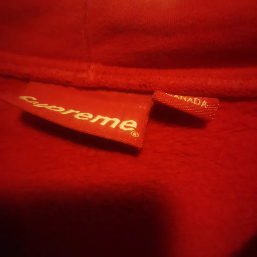 Supreme hoodie i storlek L. Hämtas i Västerås eller skickas mot fraktkostnad 80:- spårbart. Priset kan diskuteras vid snabb affär. . Hoodies.