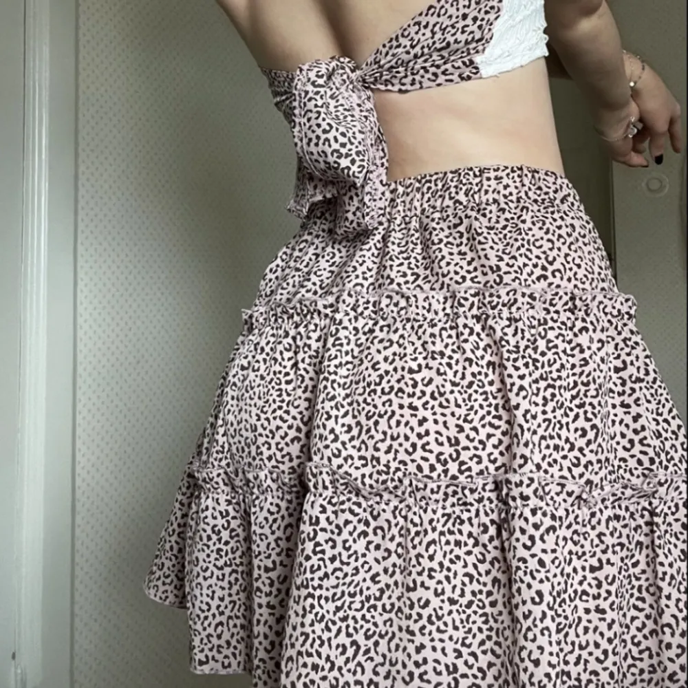 kom med prisförslag ❤️söt rosa leopardmönstard kjol med små ruffles! fint skick & bra kvalitet 🫶 . Kjolar.