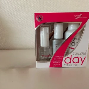 Nagelkit depend - Oanvänt och oöppnat, innehåller cleanser, base coat, top coat, nagelfil samt manikyrpinne. Se bild tre för mer info. Säljes då jag har fler🦋 INGEN UV LAMPA BEHÖVS!