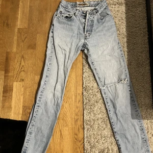 Croocker jeans - Snygga och bekväma, trasiga under ena bakfickan, annars snygga och flattering, säljer för en symbolisk summa ifall någon vill hitta på något kul med dem
