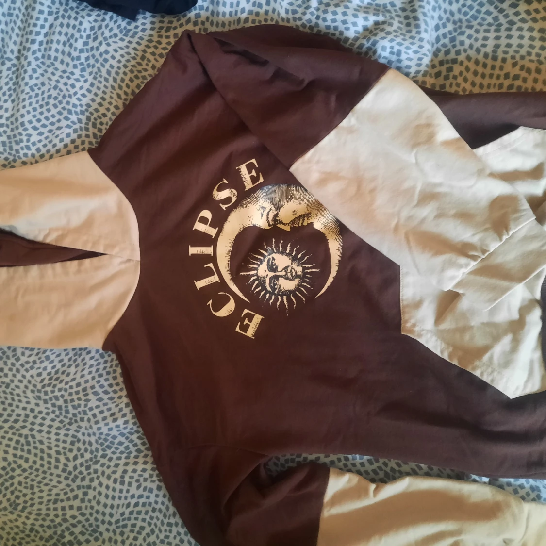 Brun hoodie med häftigt tryck - 91