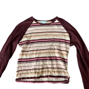 Långärmad randig tröja🥰 - Randig tröja från ONLY. Det Supermysig och skönt material. Långärmad tröja som varit en höstfavorit länge men säljer nu då jag inte använder den så mycket längre❤️ storlek 36-38. Passar även XS/34. 