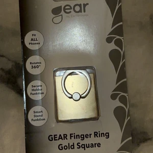 Mobilring - En guldig mobilring som går att klistra på telefonen.