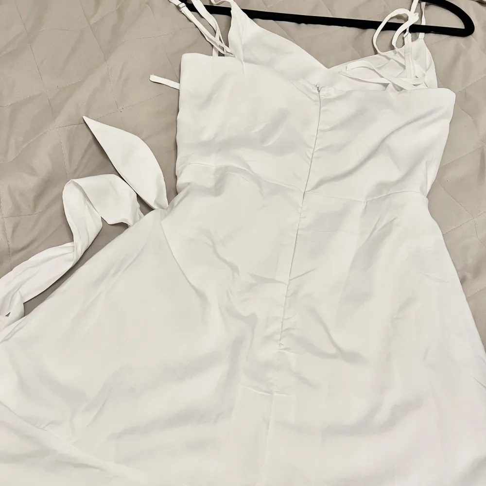 En kort vit och slutsåld klänning från Parisian. Storlek: 38. Använd en/två gånger, i väldigt bra skick. Perfekt för studenten!. Klänningar.