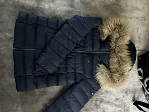Tommy Hilfiger jacka - Säljer min Tommy hilfiger jacka knappt använd, köpte fel storlek🤍 skriv för frågor🌸