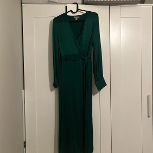 Klänning i satin - Sparsamt använd!!  Säljer pga platsbrist 