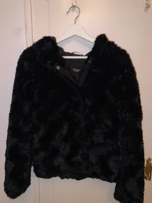 Fluffig jacka - Mysig jacka för både höst och möjligtvis vinter med en luva! Säljs för att den inte kommer till användning och är i fint skick🌸