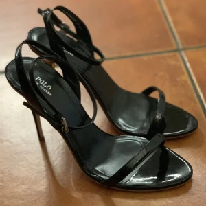 Ralph Lauren klackar i äkta läder - Säljer mina Ralph Lauren klackar! De är i nyskick i äkta svart läder. Made in Italy. Annonsen är utlagd på andra plattformar kontakta mig för att se om de är tillgängliga.  Säljes på grund av att de inte passar, men sköna att gå i med tanke på höjden!