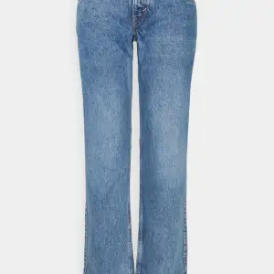 Ljus blå lågmidjade jeans från weekday. De är i mycket gott skick och är köpta från Zalando för 659 kr. Kan gå ner i pris vid snabb affär.  Skicka privat för frågor och fler bilder💕.