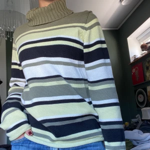 Randig polotröja - Randig polotröja i vitt, svart, mörkt-, och ljusgrönt💚 I mycket fint skick. Märkt som strl L men skulle säga att den är liten i storleken och snarare passar en M eller S  Hör av dig om du önskar fler bilder eller har frågor☺️ 