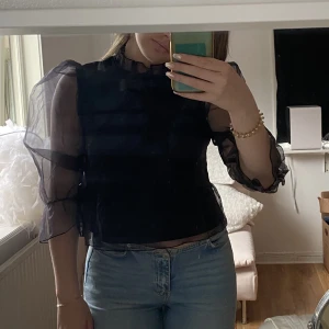 Svart mesh blus  - Blus från nakd, puffärmar och volang längst ner och i kragen.  Skriv för frågor eller bilder💞