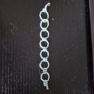 Handgjort armband - Handgjort armband som stretchar ut sig lite när man sätter på det✨️