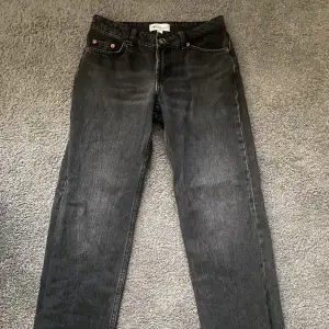 Säljer dessa lågmidjade raka jeans från zara köpta förra året som såldes slut på hemsidan vid den tiden. Inga större tecken på användning och har användts sparsamt💕💕(sista bilden är från hemsidan) 