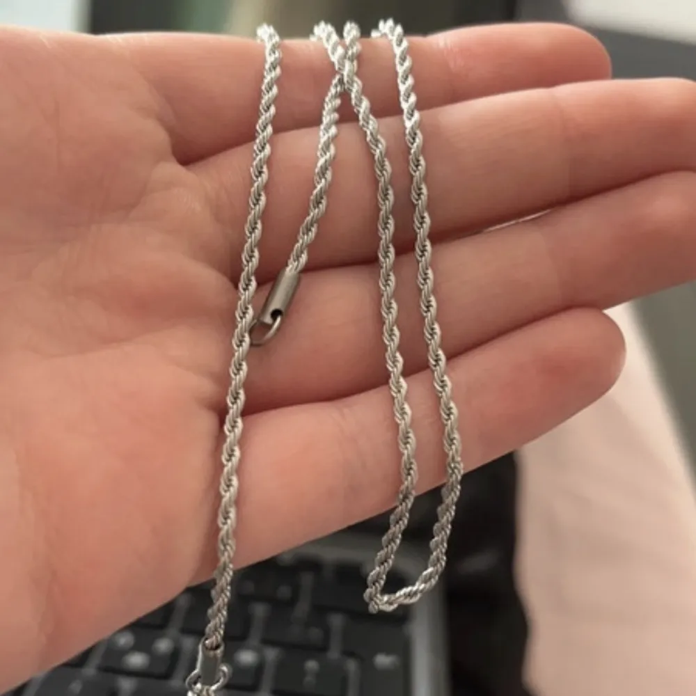 Ett oanvänt halsband från DEUCSWEDEN värt 400kr. Det är rostfritt från stål. Den e fri från nickel och bly. Accessoarer.