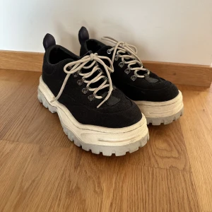 Skor - Eytys angel canvas svart.  Sneakers i gott skick!  Sparsamt använda.  Nypris: 2800