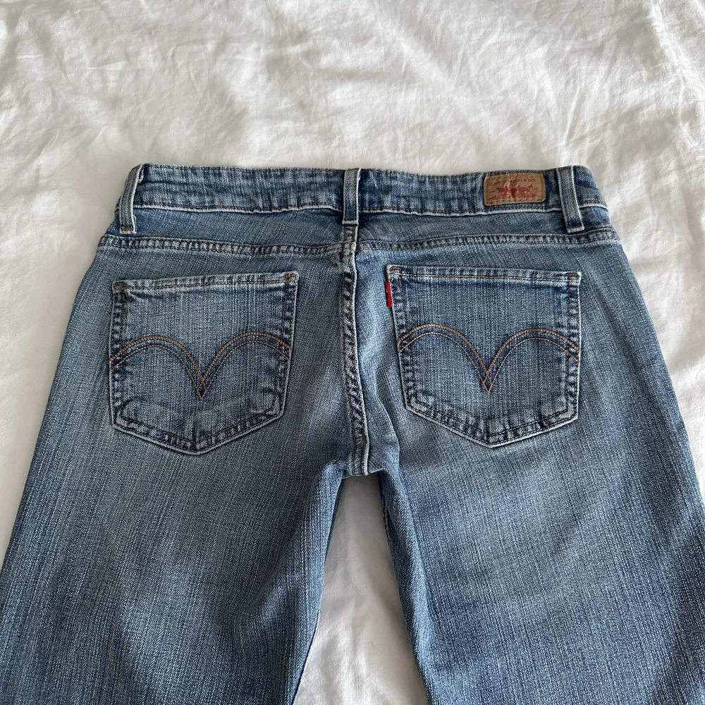 De perfekta vintage Levis jeansen! Lågmidjade och bootcut💓midja 78 innerben 79 jae 165. Jeans & Byxor.