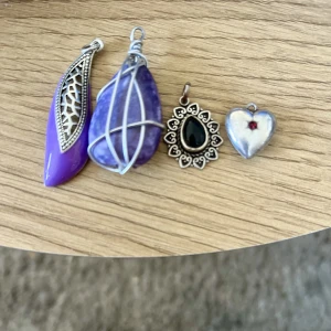 Hängen för halsband tex - Flera olika, alla för 110 annars skriv i chatten om pris för var och än💕