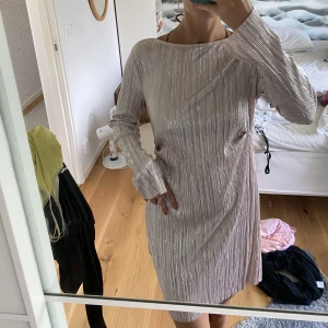 Klänning, rosa skimrande  - Denna otroliga rosa skimrande klänning söker nytt hem! Köpt på Gina tricot och har tyvärr aldrig kommit till användning. Sååå fin🩷 