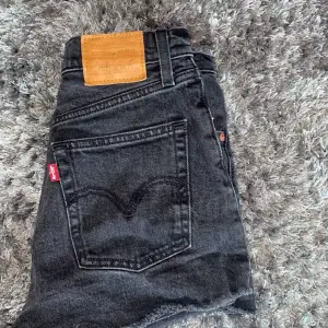 Säljer ett par svarta jeansshorts ifrån Levi’s som har blivit för små🫶🏼 dem är i bra skick och är i storlek 25💕 pris 200 kr + frakt💕