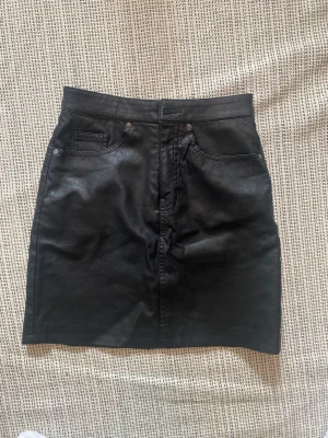 Svart kjol - Svart skinn kjol 