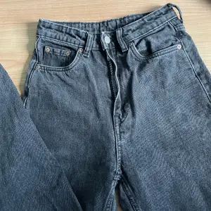 Meg washed black jeans från weekday i storlek 24/28. Har en lite baggy fit. Sitter supersnygg men tyvärr för små för mig 