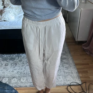 Vita linnebyxor - Säljer dessa fina vita linnebyxor pga att jag inte använder de längre. Det finns inga märken och smuts. De är korta i längden och slutar precis vid fötterna ungefär. Hör av er om ni vill ha fler bilder🩷