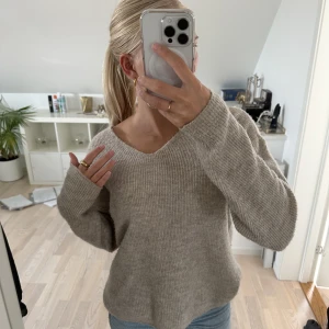 Stickad tröja  - Beige stickad tröja som endast är använd ett fåtal gånger Ord pris 249:-