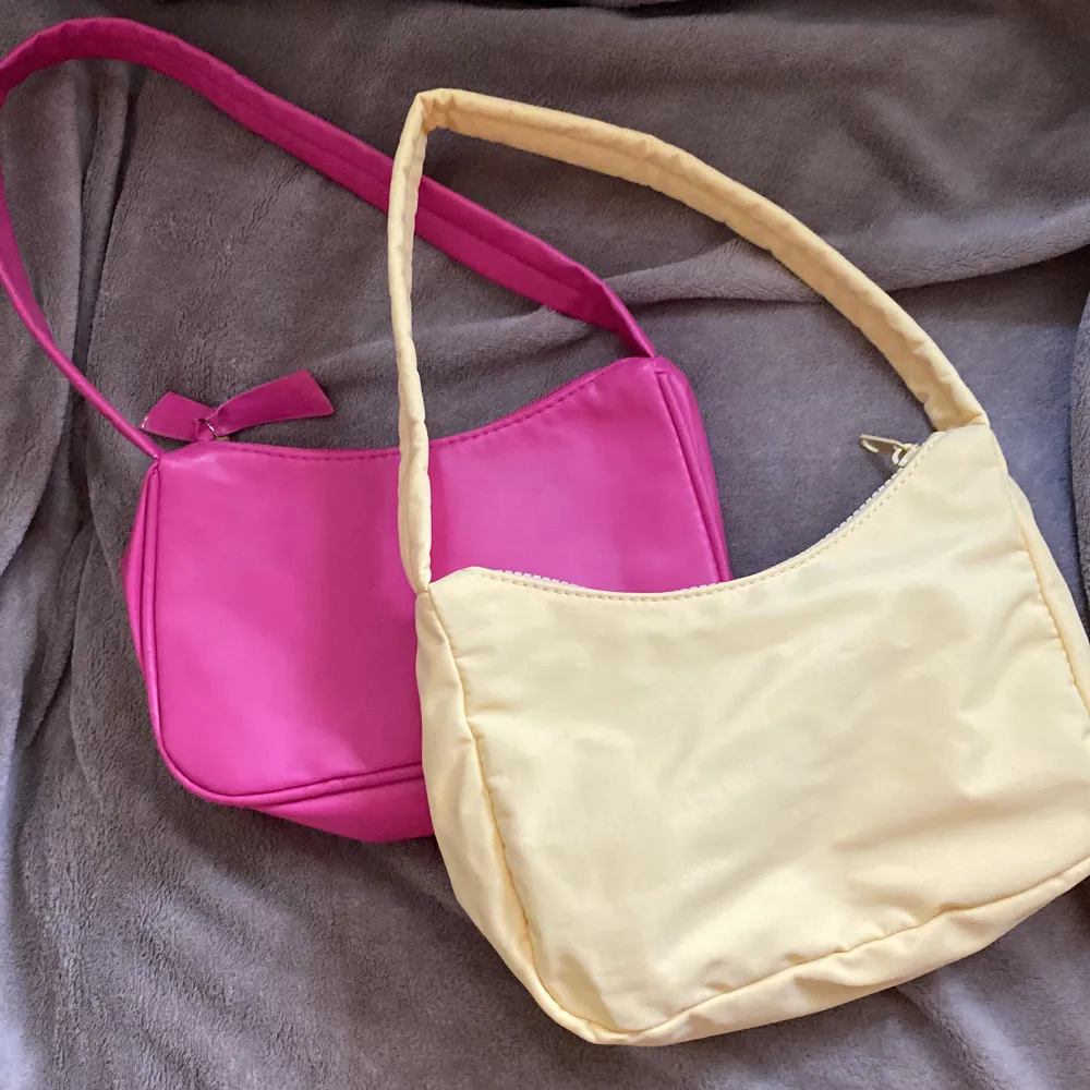Liten rosa och gul väska 20kr/st. Väskor.