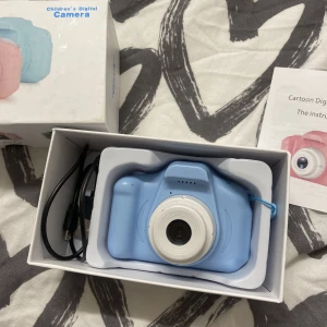 Digitalkamera  - En liten söt digitalkamera som användes en enda gång. Säljs pga fick en ny. Kommer med en laddare och är i bra skick! 💗💗