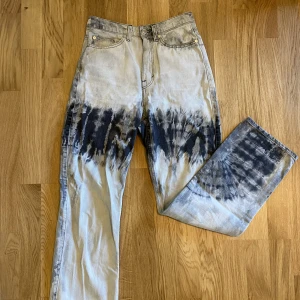 Weekday jeans  - Gråa/svarta tiedye jeans från weekday, passar även s