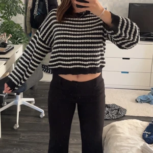 Tröja  - Randig stickad tröja från SHEIN i bra skick. Fin tröja men för liten för mig. 