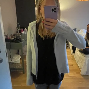 Stickad hoddie kofta - Säljer denna as najs stickad hoodie/kofta, köpt i Paris❤️‍🔥