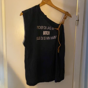 T-shirt med tryck - ”Tycker du jag är en bitch skulle du se min mamma.” T shirt som min storasyster gav en makeover under sin högstadietid med snöre genom axeln. Ascoolt.