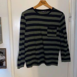 Randig långarmad  - Randig långarmad tröja. Sparsamt använd. 