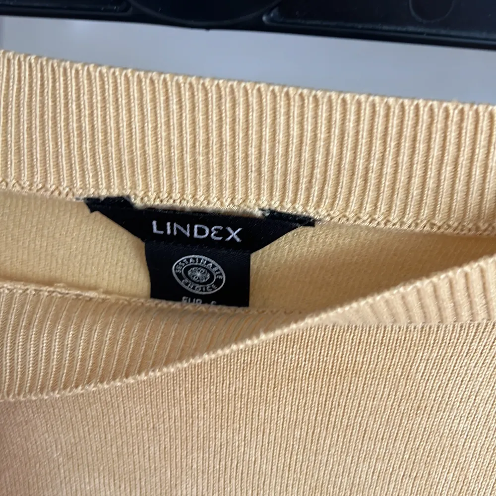 En ljusgul stickad kortärmad tröja från Lindex. Superskön och tunn.. Tröjor & Koftor.
