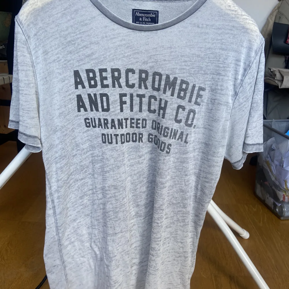 Superfin Abecrombie & Fitch t-shirt i storlek S. Använd men i bra skick! Lite längre i storleken och passar S. . T-shirts.