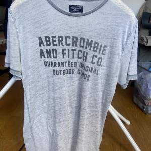 Superfin Abecrombie & Fitch t-shirt i storlek S. Använd men i bra skick! Lite längre i storleken och passar S. 