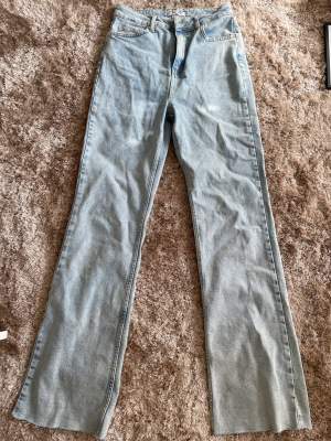Oanvända jeans från na-kd Helt nya och oanvända  Storlek 38 Bootcut