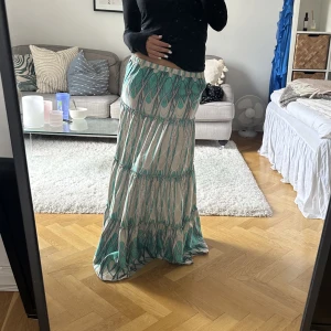 Långkjol - Långkjol i fint skick. Storlek S. Knappt använd