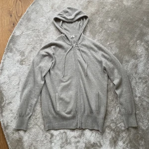 Kashmir Zip Hoodie  - En tjusig och skön Zip hoodie i Kashmir från Soft Goat i storlek M som knappt är använd (jag är 189cm) Nypris: 2695kr
