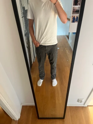 Svarta Jeans - Skit snygga jeans som är i en svart tvättad färg. Inga hål eller något och är i väldigt bra skick.