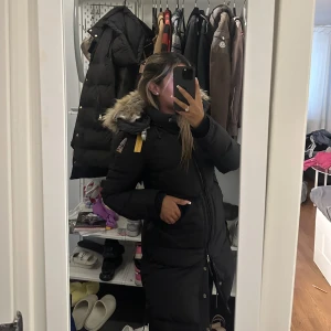 Parajumper  - Säljer min parajumper då jag tycker de dags att byta jacka, väldigt bra skick och ren. Vid snabb affär kan priset diskuteras.