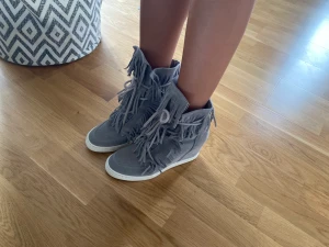 Fransskor  - Sjukt snygga skor med klack!!🪩 Isabel Marant inspererade, klacken är ca 6-7 cm. Älskar de men säljer för att de är lite för stora💋(använda 2 gg) pris är diskuterbart